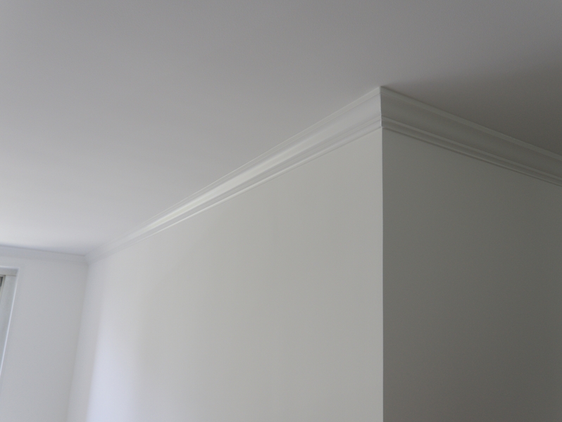 Clean Crown Molding Installation with Smooth Wall Finish